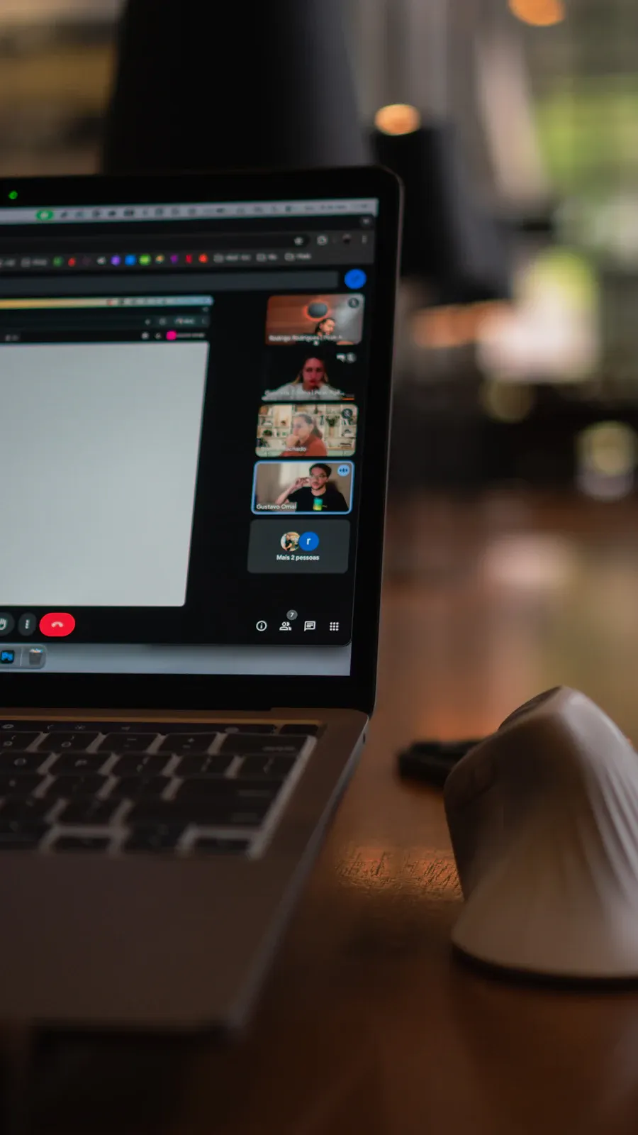 Videollamada de capacitación en una laptop