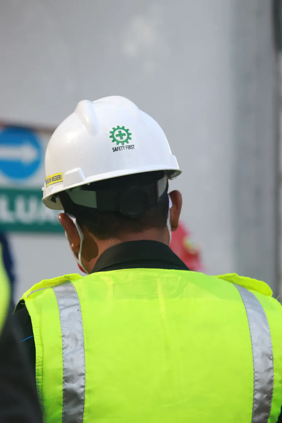 Trabajador con casco y chaleco de seguridad